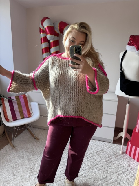 NARZUTKA/SWETER BEŻOWY Z RÓŻEM