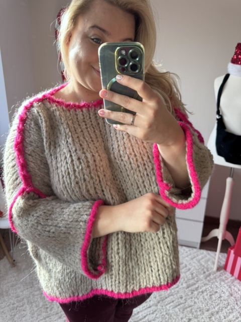 NARZUTKA/SWETER BEŻOWY Z RÓŻEM