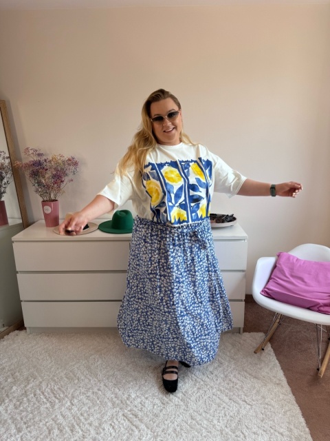 SPÓDNICA NIEBIESKA W KWIATKI SPÓDNICA NIEBIESKA W KWIATKI