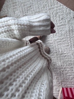 SWETER DEKOLT V ( BIAŁY, CZEKOLADA)