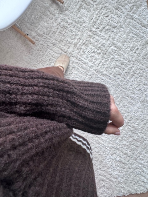 SWETER DEKOLT V ( BIAŁY, CZEKOLADA)