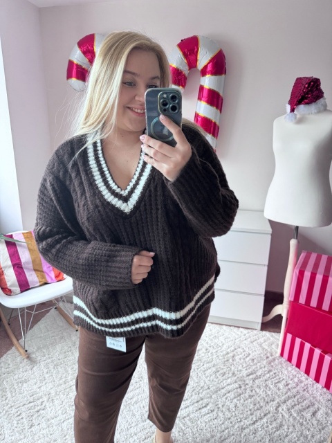 SWETER DEKOLT V ( BIAŁY, CZEKOLADA)