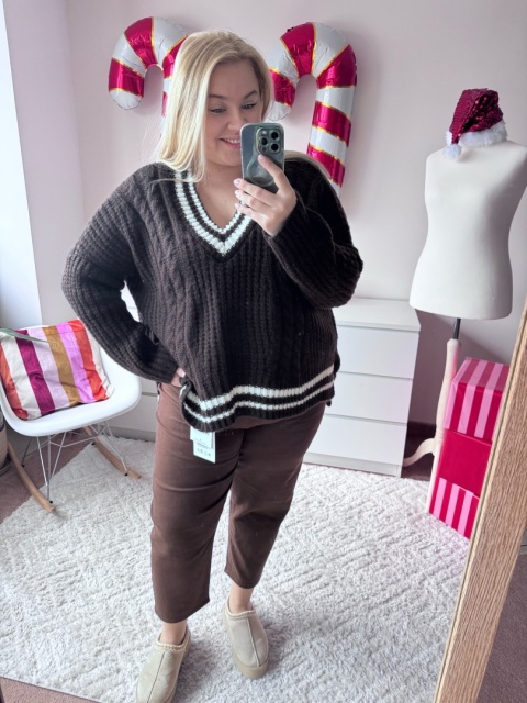 SWETER DEKOLT V ( BIAŁY, CZEKOLADA)