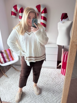 SWETER DEKOLT V ( BIAŁY, CZEKOLADA)